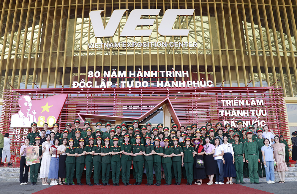 Cán bộ, nhân viên, chiến sĩ Trung tâm Nhiệt đới Việt - Nga tham quan Triển lãm thành tựu đất nước nhân kỷ niệm 80 năm Quốc khánh 2-9